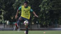 Pemain Timnas Indonesia U-19, Rachmat Irianto, mengontrol bola saat latihan di Lapangan ABC Senayan, Senin (19/2/2018). Pemusatan ini akan berlangsung selama satu pekan, yakni 18-25 Februari. (Bola.com/Vitalis Yogi Trisna)