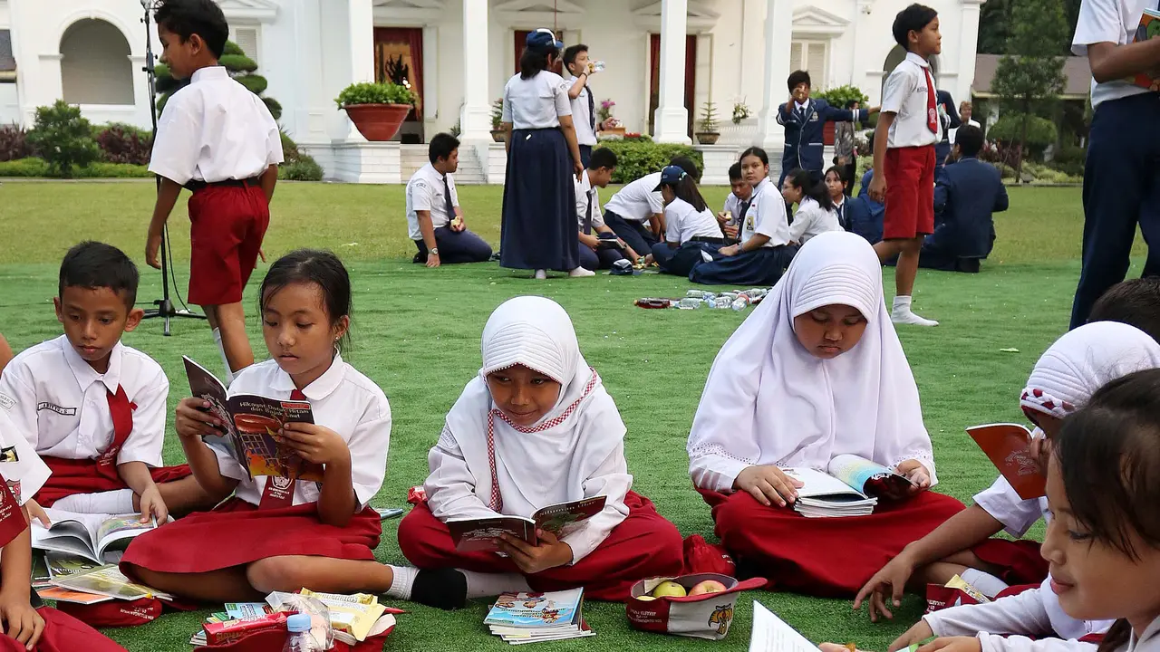 Keriuhan Pelajar Ketika Membaca di Halaman Istana