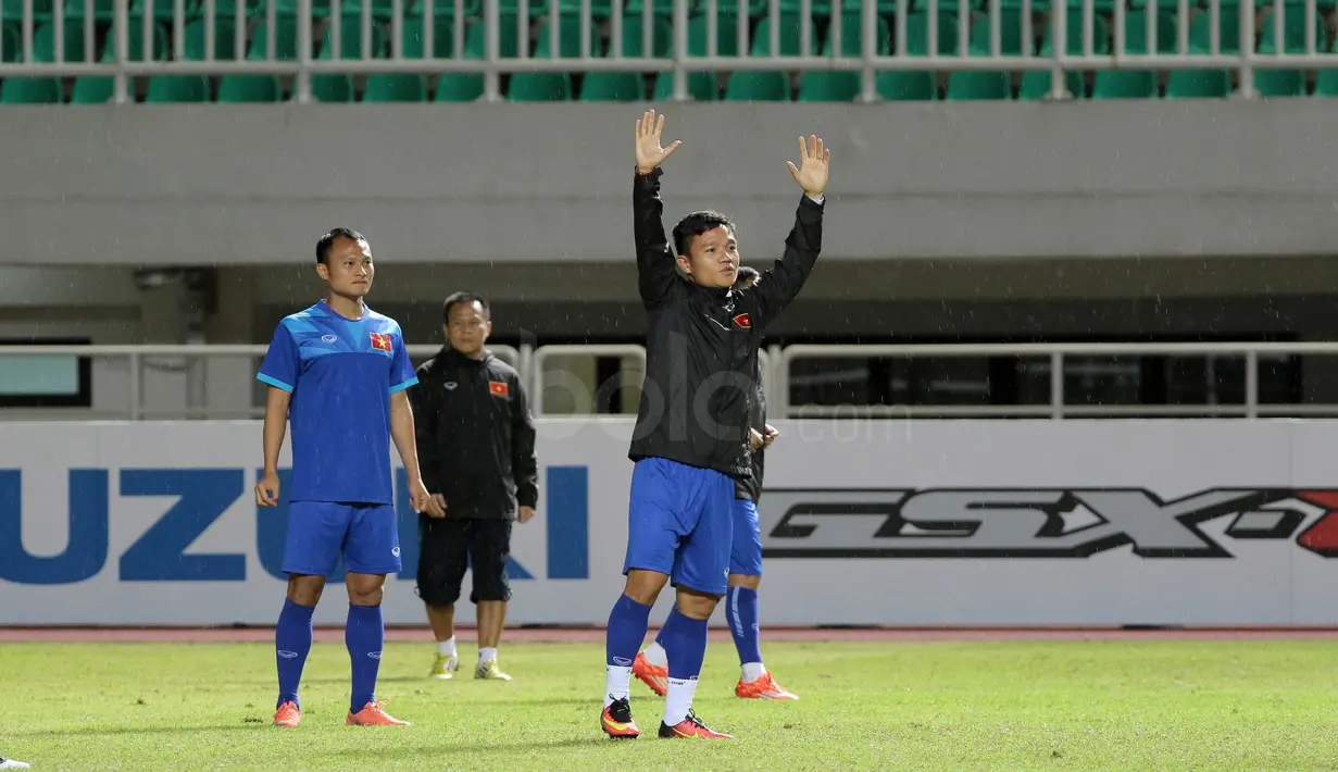 Luong Xuan Truong saat mengikuti sesi latihan sebelum melawan Timnas Indonesia di Stadion Pakansari, Bogor, (02/12/2016). (Bola.com/Nicklas Hanoatubun)