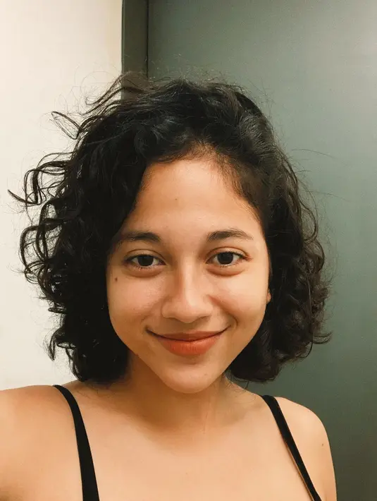 Sitha Marino juga diketahui tak takut untuk mengekspresikan gayanya lewat pilihan outfit yang pas melekat di tubuhnya. Foto: Instagram.