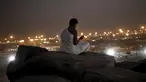 Peziarah Muslim berdoa di Jabal Rahmah dekat tepi Arafah saat ibadah haji, Arab Saudi (22/9/2015). Jabal Rahmah diyakini umat Muslim, sebagai tempat pertemuan antara Adam dan Hawa. (REUTERS / Ahmad Masood)