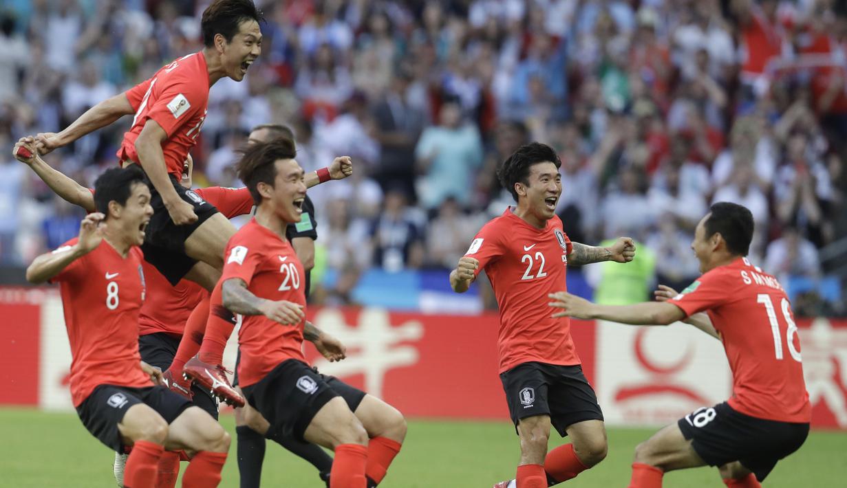 Korea Selatan mencetak rekor sebagai tuan rumah yang menang lewat penalti pada Piala Dunia 2002, dengan mengalahkan Spanyol pada perempat final  dengan skor 5-3. (AP/Michael Probst)