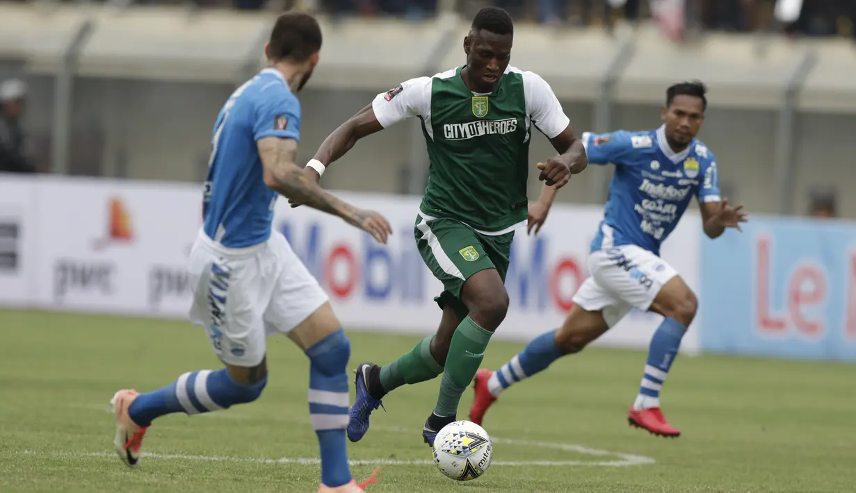 Aksi Amido Balde pada laga lanjutan Piala Presiden 2019 yang berlangsung di Stadion Jalak Harupat, Kab Bandung, Kamis (7/3). Persib Bandung kalah 2-3 kontra Persebaya Surabaya. (Bola.com/M.Iqbal Ichsan)