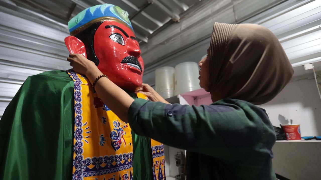 FOTO: Perajin Ondel Ondel Setu Babakan Kebanjiran Pesanan Jelang HUT Jakarta