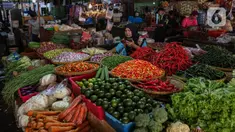 Pedagang sayuran menunggu pembeli di pasar Kebayoran Lama, Jakarta, Minggu (9/6/2024). (Liputan6.com/Angga Yuniar)