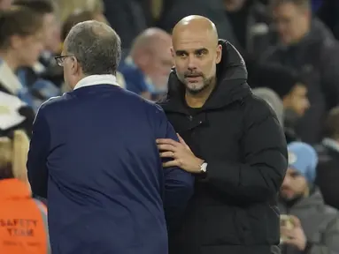 Kemenangan 7-0 atas Leeds United, Selasa (14/12/2021) tak hanya membawa Manchester City kukuh di puncak klasemen, unggul 4 poin dari Liverpool. Namun, sang juru taktik Pep Guardiola juga tercatat sebagai pelatih tercepat yang mengoleksi 500 gol di Liga Inggris. (AP/Jon Super)