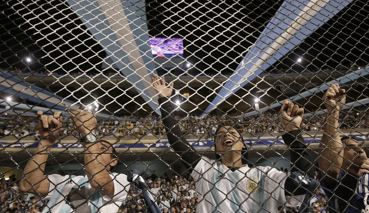 Ekspresi suportr Argentina saat mendukung timnya melawan Haiti pada laga uji coba di Buenos Aires, Argentina, (29/5/2018). Argentina menang 4-0. (AP/Victor R. Caivano)