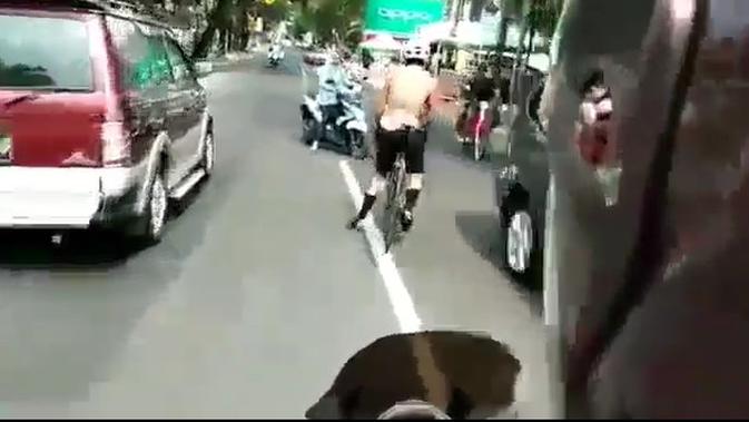 Pesepeda hampir bertabrakan dengan emak-emak naik motor (@agoez_bandz4).