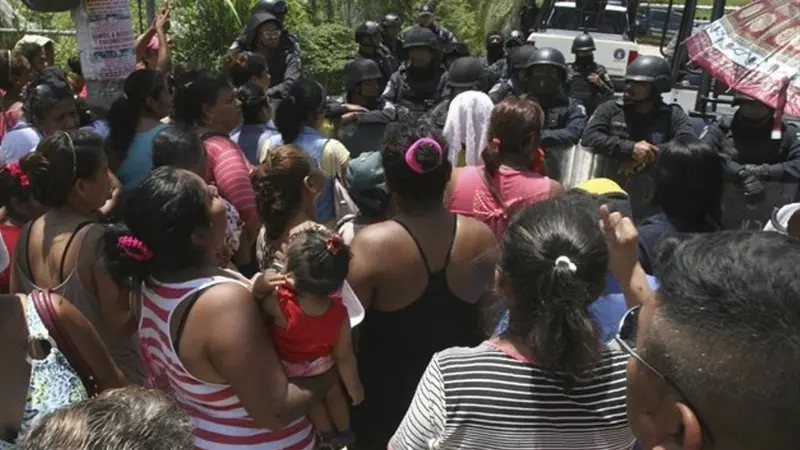 Kerabat berada di depan penjara di Acapulco, barat daya Meksiko. (AP)