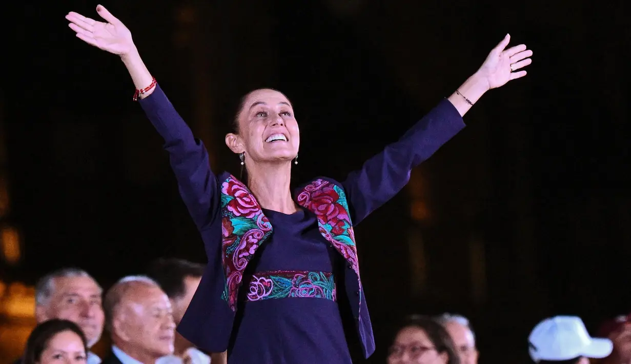 Kandidat presiden Meksiko dari partai Morena, Claudia Sheinbaum merayakan hasil pemilihan umum di Zocalo Square, Mexico City, pada tanggal 3 Juni 2024. (Pedro Pardo/AFP)