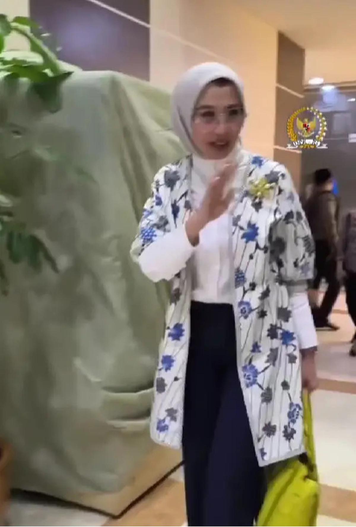 4 Gaya Outer Arzeti Bilbina, Modest Fashion ala Politisi yang Stylish dan Beretika