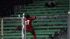 Begitu peluit panjang dibunyikan, Ferdinand Sinaga langsung memanjat pagar pembatas penonton di Stadion GBK Jakarta, (11/5/2014). (Liputan6.com/Helmi Fithriansyah)