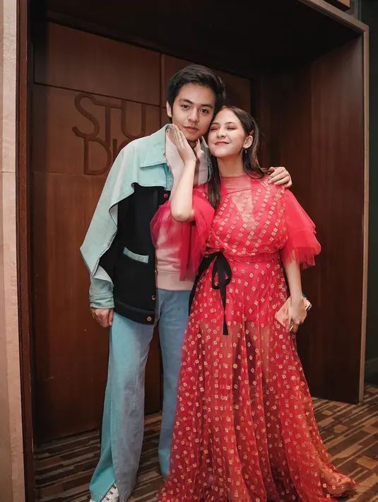 "Kita sebenarnya pada dasarnya gampang berbaur, setiap hari ketemu dan chatting. Basic PDKT (pendekatan) aja," tuturnya. (Instagram/zaraadhsty)