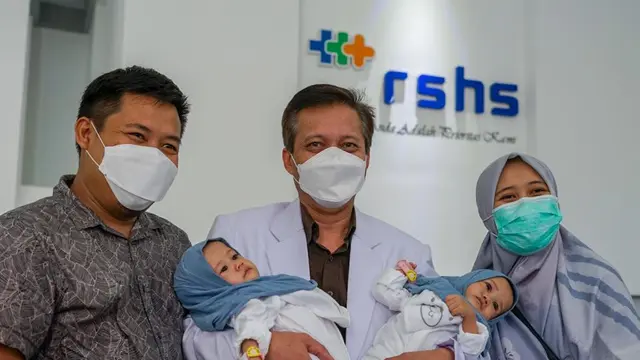 Tim dokter penanganan bayi kembar RS Hasan Sadikin (RSHS) Bandung menyatakan kepulangan bayi kembar dempet liver Hasna dan Husna asal Kabupaten Kuningan, Jawa Barat. (Foto: Humas RSHS)