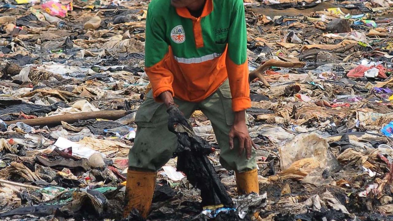 Tumpukan sampah ini membuat kawasan pesisir Jakarta Utara tersebut terlihat kumuh. Ditambah, kondisi air laut di kawasan tersebut tampak menghitam.