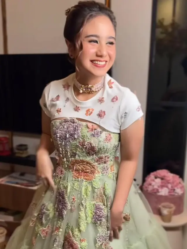 10 Gaya Memukau Artis dengan Busana Nusantara di FFI 2024, Dian Sastrowardoyo, Lutesha, hingga Wulan Guritno