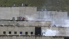 Gas air mata ditembakkan oleh petugas saat kerusuhan di penjara Turi di Cuenca, Ekuador (23/2/2021). 62 narapidana tewas dan beberapa lainnya cedera dalam kerusuhan yang terjadi di penjara di tiga kota di Ekuador tersebut. (AP Photo/Marcelo Suquilanda)