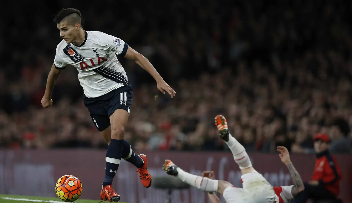 Pemain Tottenham Hotspur Erik Lamela (kiri) saat berebut bola dengan pemain Arsenal pada lanjutan Liga Premier Inggris  di Stadion Emirates, London, Inggris, Minggu (8/11/2015). (AFP Photo/Adrian Dennis)