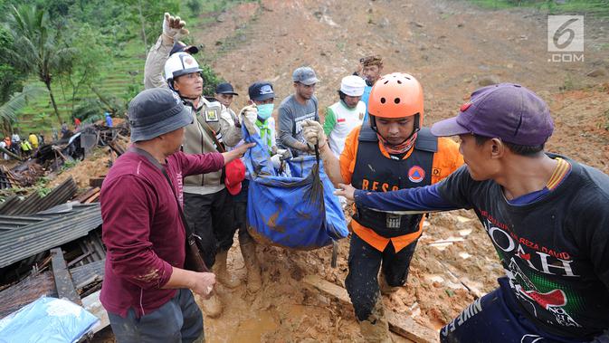 Tim SAR dibantu warga sekitar mengevakuasi jenazah korban longsor di Dusun Cimapag, Desa Sirnaresmi, Kecamatan Cisolok, Sukabumi, Selasa (1/1). Longsor menerjang satu dusun menjelang malam tahun baru pada pukul 17.00 WIB. (merdeka.com/Arie Basuki)