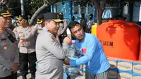 Kapolda Jatim Irjen Pol Toni Hermanto salurkan air bersih ke warga Desa Gili Ketapang Probolinggo (Istimewa)