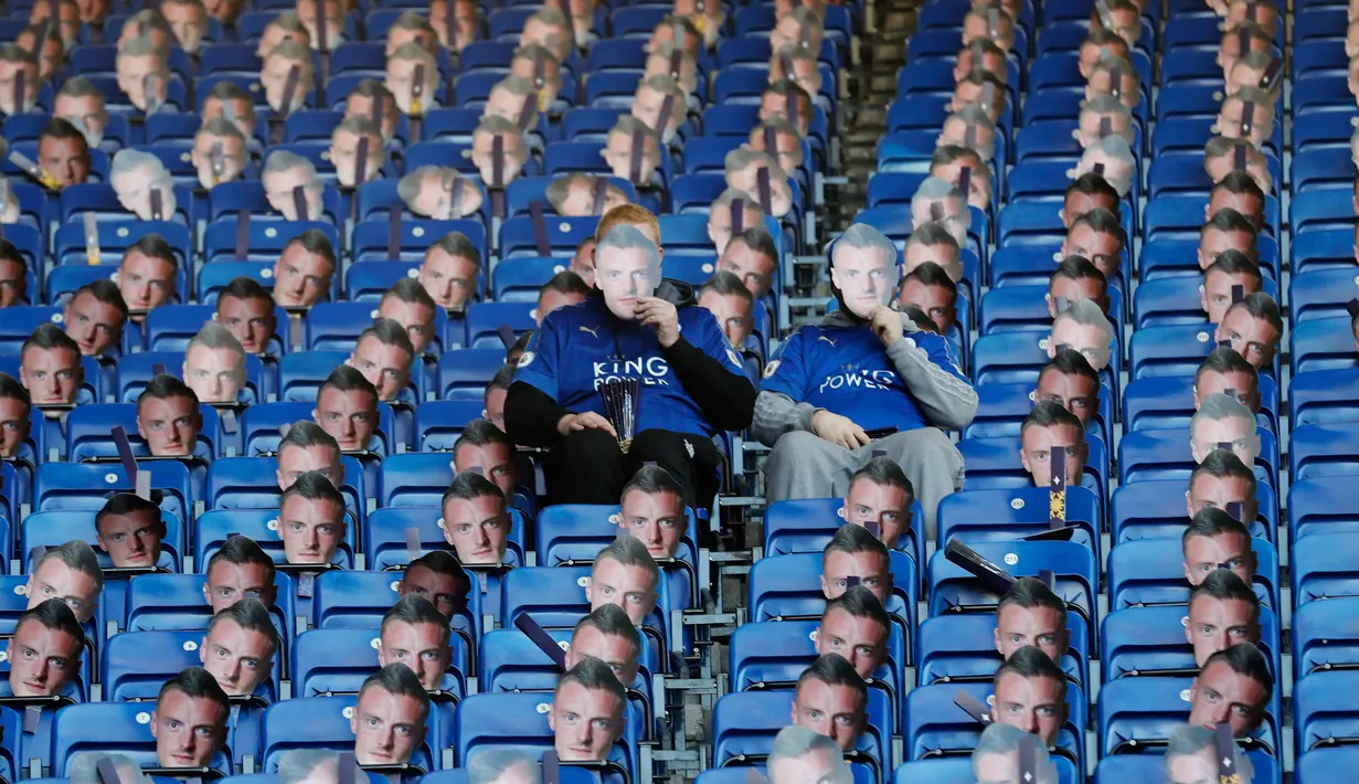 Topeng Jamie Vardy terpasang di setiap bangku King Power Stadium, Inggris, Senin (26/12). Leicester City menyuarakan keberatannya karena banding untuk kartu merah  Jamie Vardy tidak dikabulkan FA. (REUTERS/ Carl Recine)