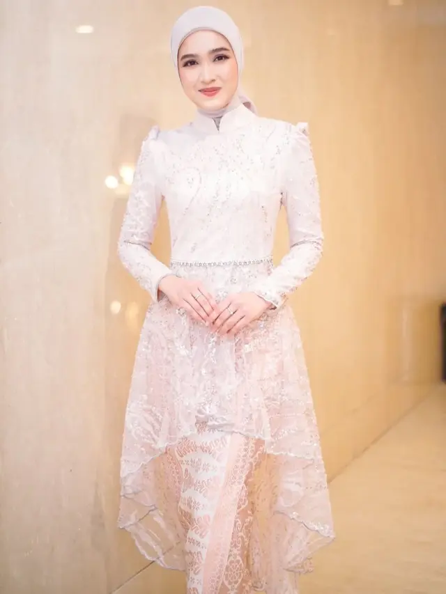 Inspirasi kebaya simpel dari para artis yang bisa dijadikan referensi untuk merayakan Lebaran (Instagram/@dimassinggih)