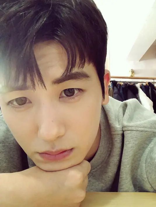 Ternyata aktor yang pernah digosipkan dekat dengan Park Bo-young ini berasal dari keluarga konglomerat. Ayah Park Hyung-sik berada pada jajaran direktur BMW Korea. (FOTO: instagram.com/phs1116/)