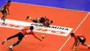 Para pemain Surabaya Semator jatuh bangun menjangkau bola saat melawan Palembang Bank Sumsel Babel pada putaran pertama Proliga 2016 di GOR Ken Arok, Malang, Sabtu (20/2/2016). (Bola.com/Nicklas Hanoatubun)