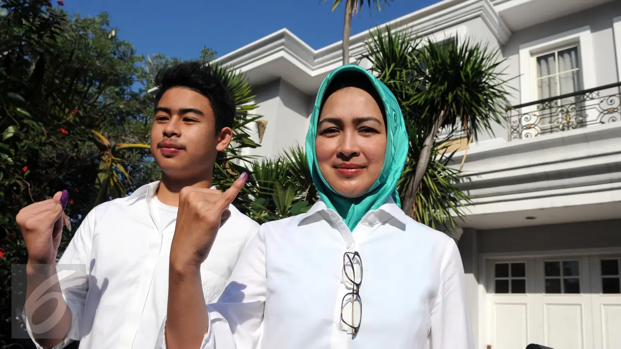 20151209-Didampingi Berondong, Airin Nyoblos di Pilkada Tangsel 