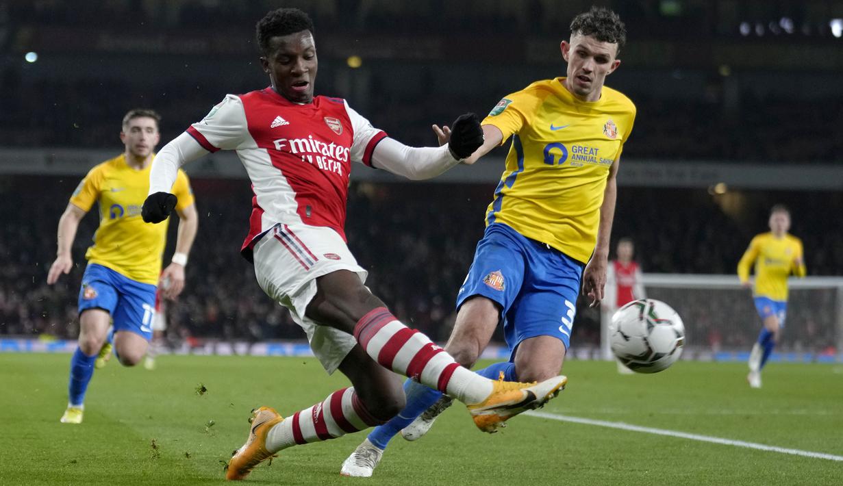 Publik Emirates Stadium bergemuruh saat laga masih berjalan 17 menit. Memanfaatkan bola muntah hasil sepakan Cedric Soares, Eddie Nketiah sukses melesatkan gol pertama The Gunners. (AP/Kirsty Wigglesworth)