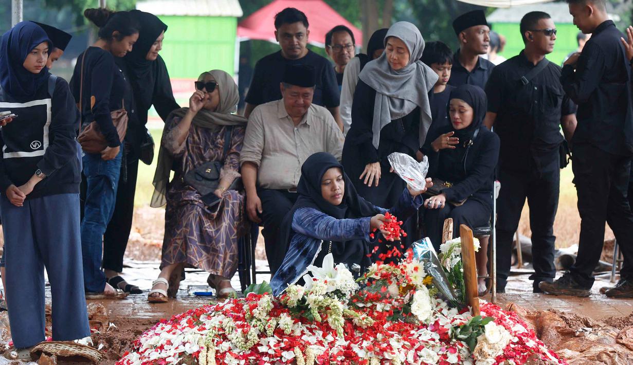 Keluarga dekat almarhum menahan tangis saat menyaksikan prosesi pemakaman Oxavia Aldiano atau lebih dikenal dengan nama Vidi Aldiano di Tempat Pemakaman Umum (TPU) Tanah Kusir, Jakarta, Minggu (8/3/2026). (Kapanlagi.com/Budy Santoso)