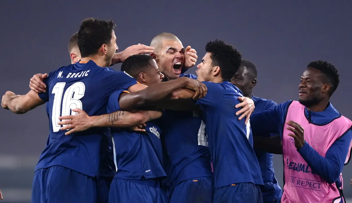 Para pemain Porto berpesta usai menghadapi Juventus pada pertandingan leg kedua babak 16 besar Liga Champions di Turin, Italia, Selasa (9 /3/2021). Juventus menang 3-2, namun harus tersingkir dari Liga Champions. (Fabio Ferrari/LaPresse via AP)
