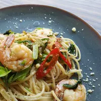 Makan siang ketika bekerja haruslah dinormalisasi, termasuk untuk para pekerja yang mengidap kolesterol sekalipun. (Foto: Pexels.com/Anthony Leong)