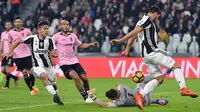 Gelandang Juventus, Sami Khedira, berusaha membobol gawang Palermo. Selaku tuan rumah Si Nyonya Tua lebih menguasai jalannya laga dengan presentase penguasaan bola mencapai 55 persen. (EPA/Alessandro Di Marco)