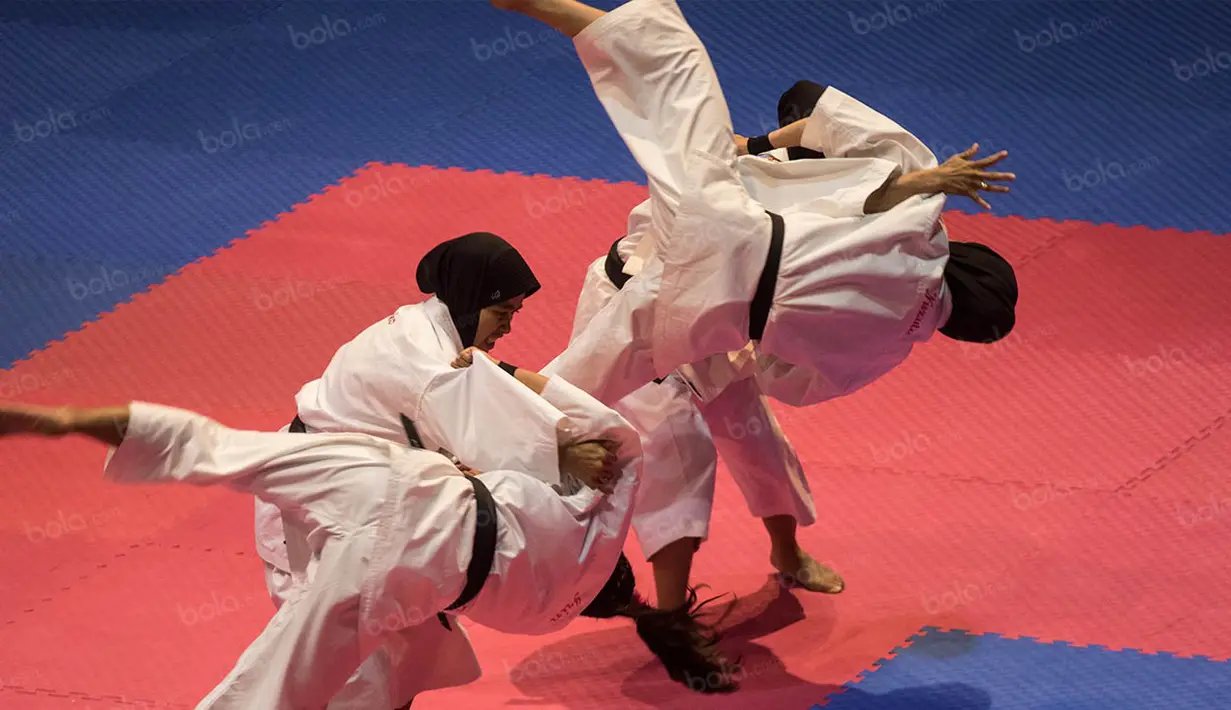 Penampilan tim kempo beregu putri Jawa Tengah pada kelas embu. Kempo merupakan seni beladiri asal Jepang dan dikembangkan oleh China. (Bola.com/Vitalis Yogi Trisna)
