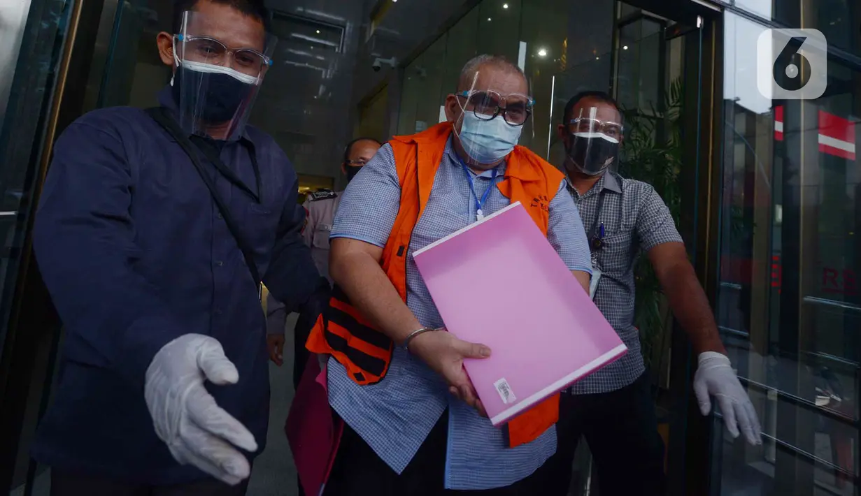 Mantan Anggota Komisi IX DPR RI Irgan Chairul Mahfiz (ICM) mengenakan rompi orange usai menjalani pemeriksaan di gedung Komisi Pemberantasan Korupsi (KPK), Jakarta, Rabu (11/11/2020). KPK resmi menahan politukus PPP tersebut. (merdeka.com/Imam Buhori)