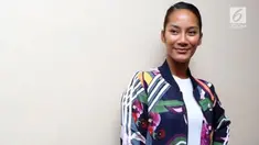 Walau cuaca terik, Tara Basro terlihat nyaman membaca buku.