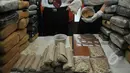 Petugas kepolisian memperlihatkan barang bukti pil ekstasi dan kue cookies yang disita dari enam orang tersangka dengan tiga kasus berbeda di Mapolres Jakarta Selatan, Senin (27/4/2015). (Liputan6.com/Johan Tallo)
