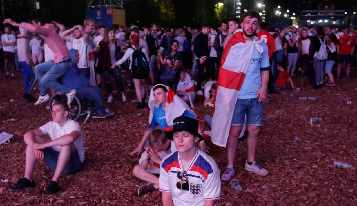 Inggris dikenal memiliki suporter yang loyal dan kerap melakukan tindakan-tindakan di luar batas baik postif maupun negatif. (Bola.com/Vitalis Yogi Trisna)