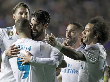 Para pemain Real Madrid merayakan gol Isco saat melawan Levante pada laga La Liga Santander di Ciutat de Valencia stadium, Valencia, Spanyol, (3/2/2018). Real Madrid bermain imbang 2-2. (AP/Alberto Saiz)