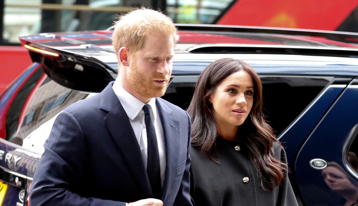 <p>Pangeran Harry dan Meghan Markle mengunjungi New Zealand House di London, Selasa (19/3). Pangeran Harry dan Meghan Markle menempatkan karangan bunga di luar gedung sebagai penghormatan kepada para korban serangan teror di Christchurch. (AP/Alastair Grant)</p>