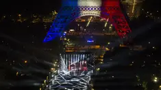 Suasana kemeriahan acara Champs de Mars yang digelar untuk menyambut Piala Eropa 2016 di Paris fan zone, belakang Menara Eiffel, Prancis, Jumat (10/6/2016). (AFP/Geoffroy Van Der Hasselt)