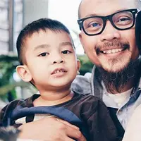 Mantan penyanyi cilik yang juga artis sinetron Enno Lerian tengah berbahagia. Pasalnya, ia baru saja melahirkan anak keempat buah cintanya dengan Priambodo Soesetyo. (Instagram/ennolerian_)