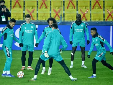 Para pemain Real Madrid mengambil bagian dalam sesi latihan di Stadion Sheriff di Tiraspol menjelang pertandingan sepak bola Liga Champions, Selasa (23/11/2021). Real Madrid bakal melawat ke markas FC Sheriff pada laga kelima Liga Champions 2021/22, Kamis dini hari WIB. (Sergei GAPON / AFP)