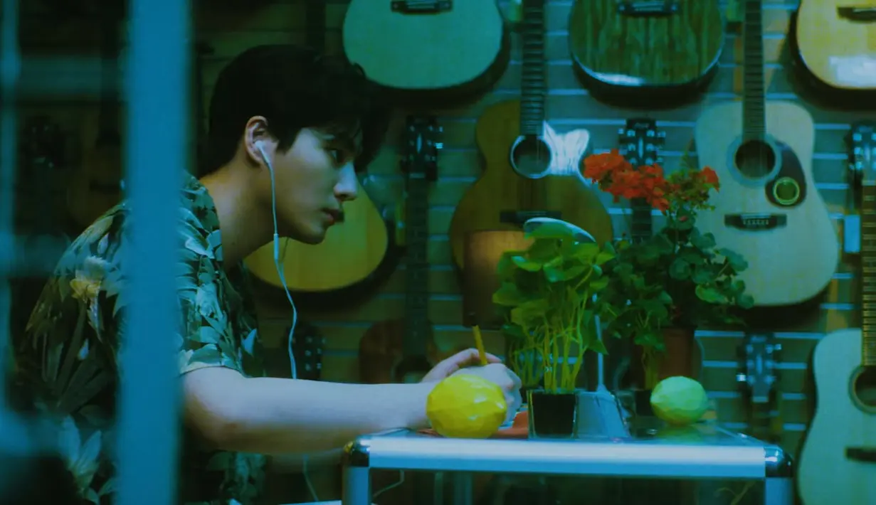 Ketiga personel membawa cerita masing-masing, tapi dengan perasaan yang sama. Kisah cinta mereka berujung kandas meski ketiganya berusaha untuk menjaga hubungan tersebut. (JYP Entertainment)