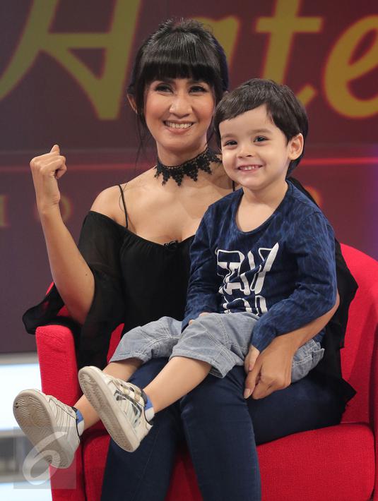 Nathan, anak blasteran Indonesia-Kanada ini mewarisi senyum manis Cut Memey, Jakarta, Kamis (31/3/2016). Nathan adalah anak hasil dari pernikahan dengan Paul Rowland, bule asal Kanada. (Liputan6.com/Angga Yuniar)