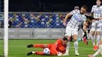 Kiper Inter Milan, Samir Handanovic (kiri) gagal menangkap bola yang dilepaskan striker Napoli, Lorenzo Insigne yang berujung gol bunuh diri dalam laga lanjutan Liga Italia 2020/2021 di Diego Armando Maradona Stadium, Minggu (18/4/2021). Inter bermain imbang 1-1 dengan Napoli. (AFP/Tiziana Fabi)