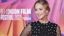 Jennifer Lawrence berpose sambil tersenyum saat menghadiri pemutaran perdana film ' Causeway' selama Festival Film London 2022 di London, Sabtu, 8 Oktober 2022. Jennifer meningkatkan tinggi badannya dengan sepatu hak hitam bertali dan melengkapi penampilannya dengan anting mutiara yang elegan. (Photo by Vianney Le Caer/Invision/AP)