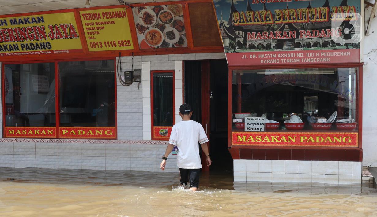 Suasana pertokoan yang tutup akibat banjir di Jalan KH Hasyim Ashari, Ciledug, Tangerang, Kamis (2/1/2020). Banjir yang melanda Ciledug dan sekitarnya membuat aktivitas perekonomian di kawasan tersebut lumpuh sementara. (Liputan6.com/Angga Yuniar)