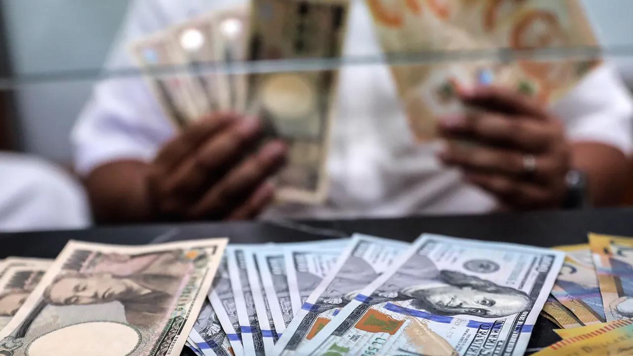 Namun, selain untuk bertransaksi, Anda tetap dapat menabung valas di bank. Sebab, hampir seluruh bank yang ada di Indonesia menyediakan layanan tabungan valas.<br>